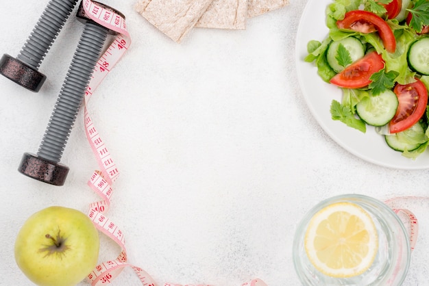 Foto gratuita bastidor circular con comida sana