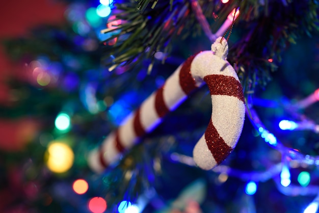 Bastón de caramelo en el árbol de navidad con bokeh