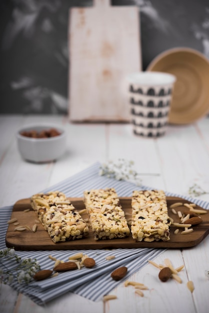 Bastones de muesli de primer plano sobre tabla de madera