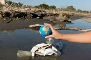 Foto gratuita basura de plástico en el mar