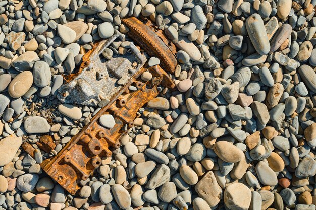 Basura en una playa limpia y salvaje, contaminación de la naturaleza con desechos industriales y otra basura en la orilla del mar. Tirar basura al océano. Concepto ecológico, vista superior