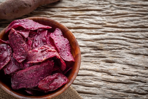 Foto gratuita batata morada en la taza, colocada en un piso de madera marrón.