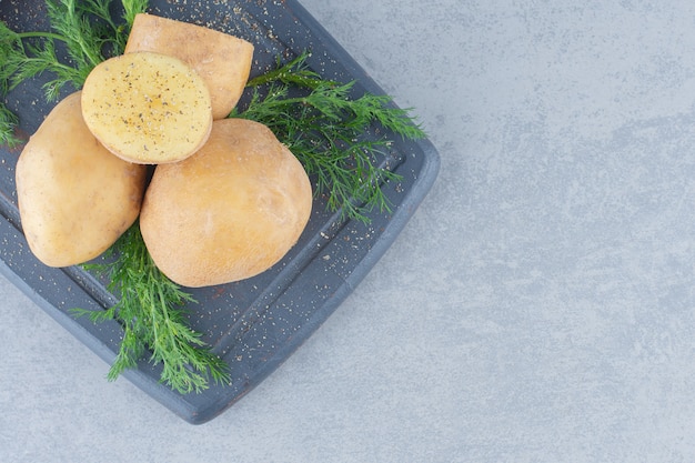 Foto gratuita batatas e hinojo en tablero gris.