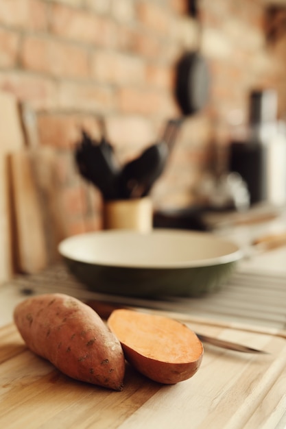 Batatas en tabla de cortar