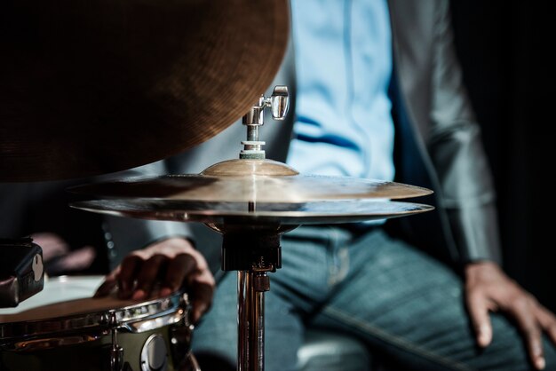 Baterista actuando en un evento