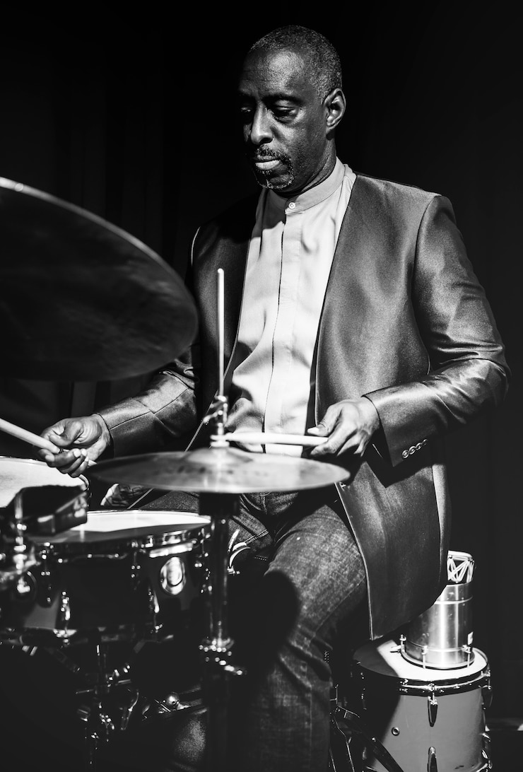 Foto gratuito baterista actuando en un evento