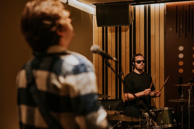 El baterista de la banda de rock realizar la repetición en el estudio de grabación