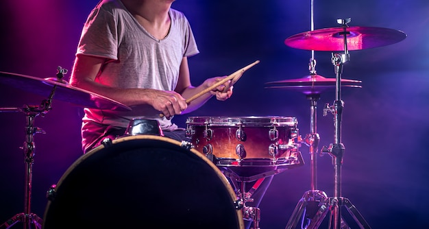 El baterista toca la batería