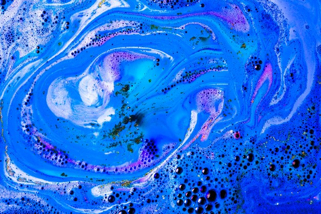 Bathbomb azul se disuelve en agua de baño de burbujas
