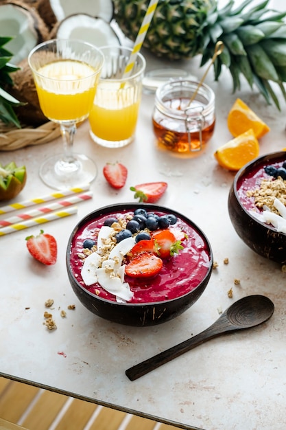 Batido de acai en cáscara de coco con jugo de naranja