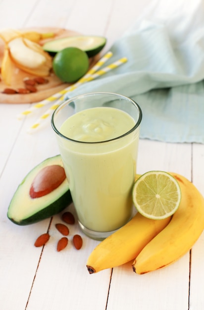 Batido de aguacate y plátano