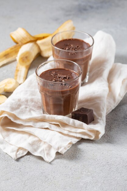 Batido de alto ángulo con chocolate y plátanos