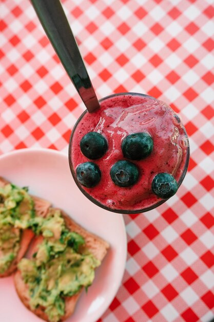 Batido de arándanos y tostada de aguacate