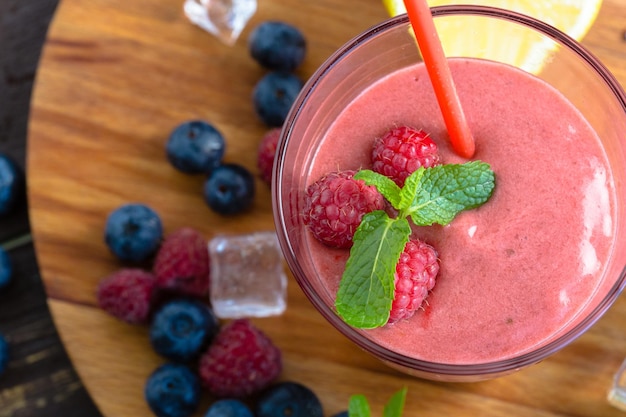 Batido de bayas con menta, arándano y frambuesa