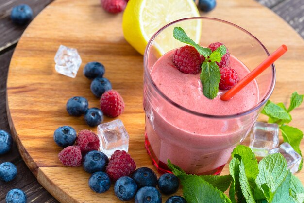 Batido de bayas con menta, arándano y frambuesa