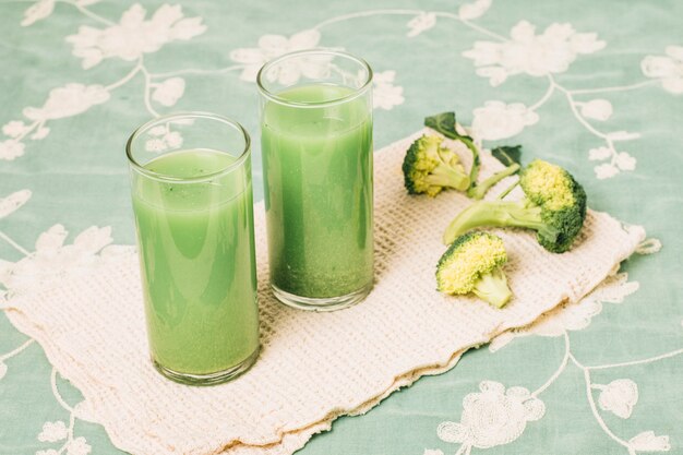 Batido de brócoli refrescante de alto ángulo