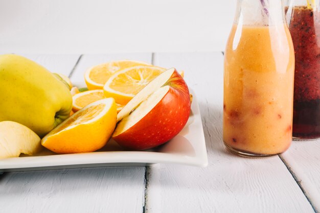 Batido cerca de frutas cortadas