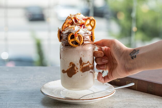 Batido cremoso de vainilla con pretzels