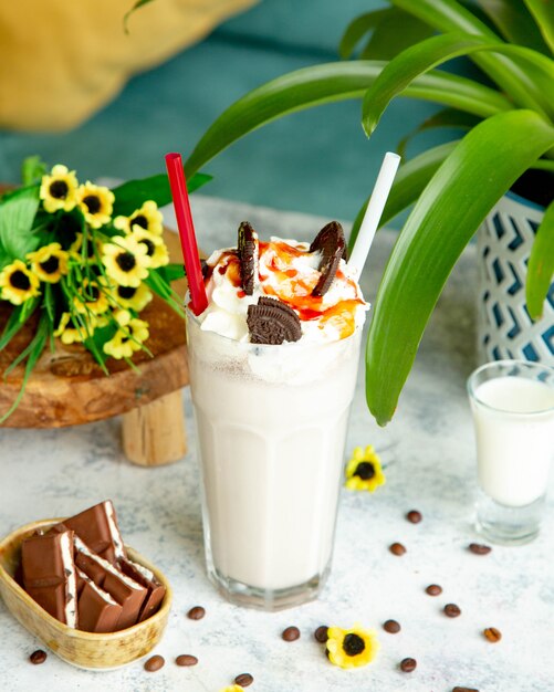 Batido cubierto con crema batida de caramelo y galletas