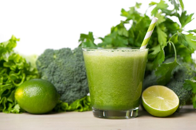 Batido de desintoxicación verde. Recetas de batidos para bajar de peso rápidamente