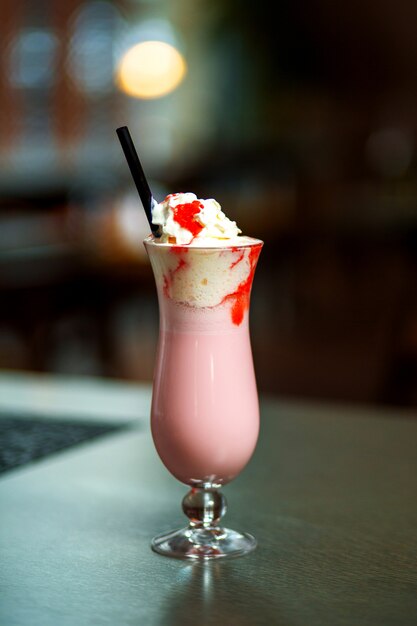 Batido de fresa con crema batida y jarabe de fresa