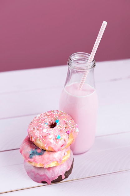 Foto gratuita batido de fresa y donas