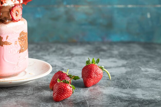 Foto gratuita batido de fresa en un frasco de vidrio