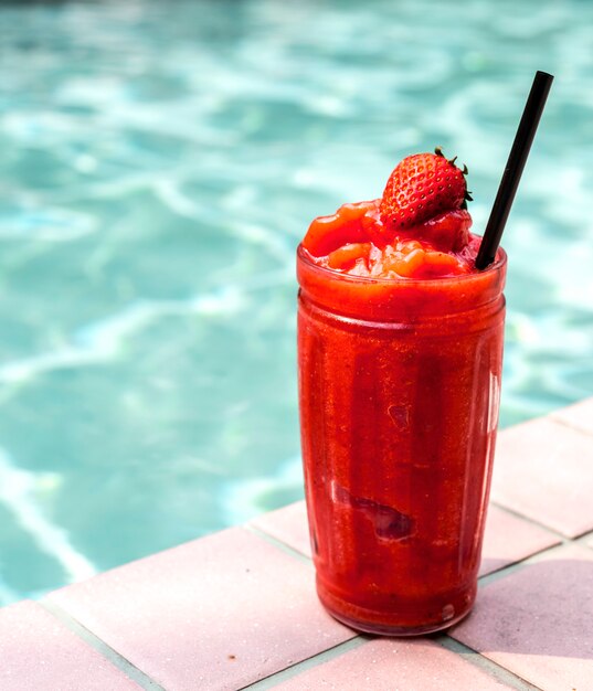 Batido de fresa junto a la piscina