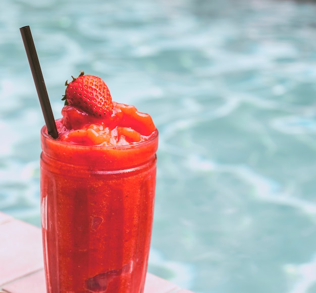 Batido de fresa junto a la piscina