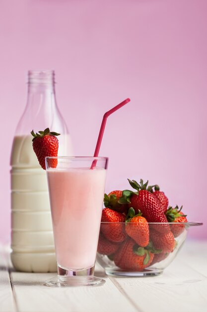 Batido de fresa en madera blanca