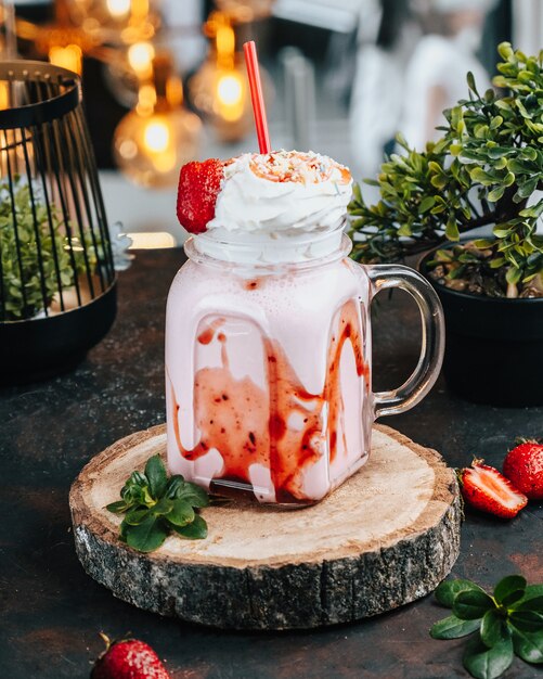 Batido de fresa en la mesa