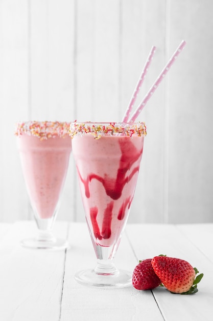 Batido de fresa en la mesa