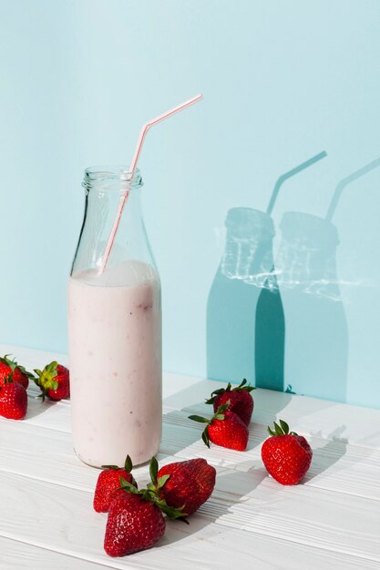 Batido de fresa rosa en botella de vidrio