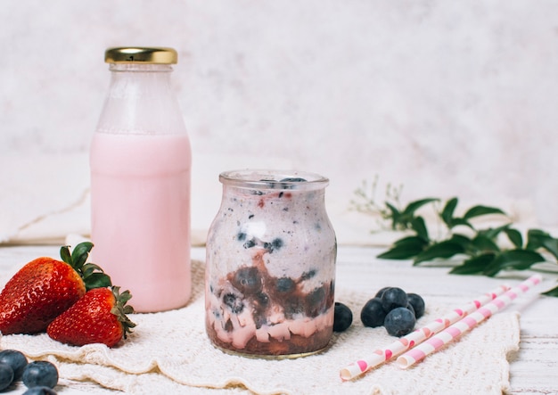 Batido de fresas frescas y arándanos