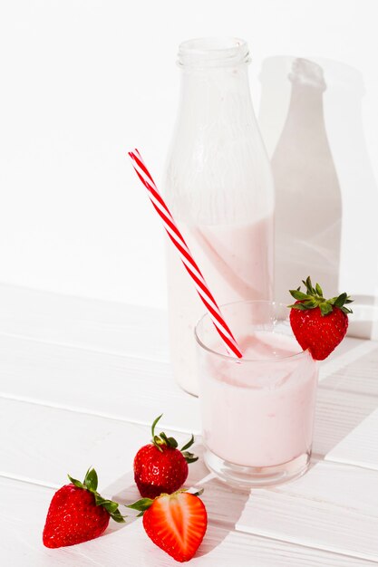 Batido de fresas en mesa