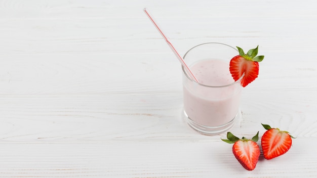 Foto gratuita batido de fresas en vidrio