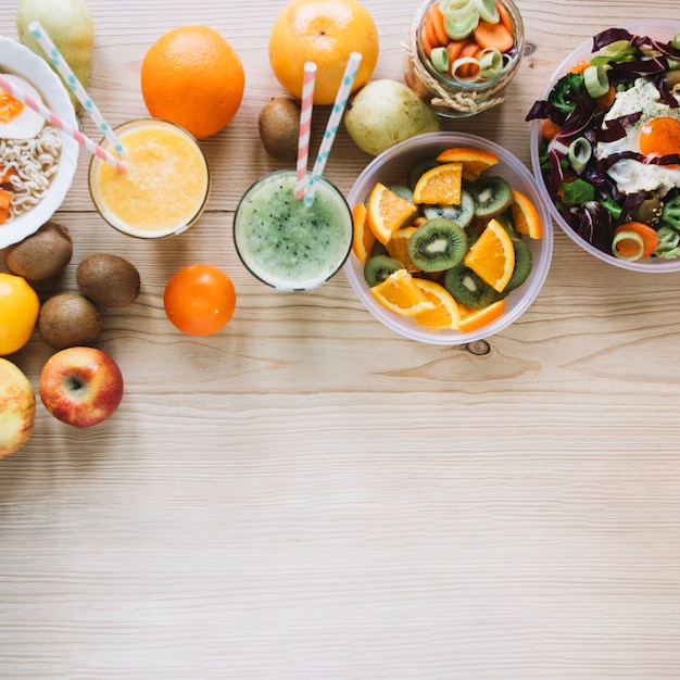 Foto gratuita batido y frutas cerca de platos saludables