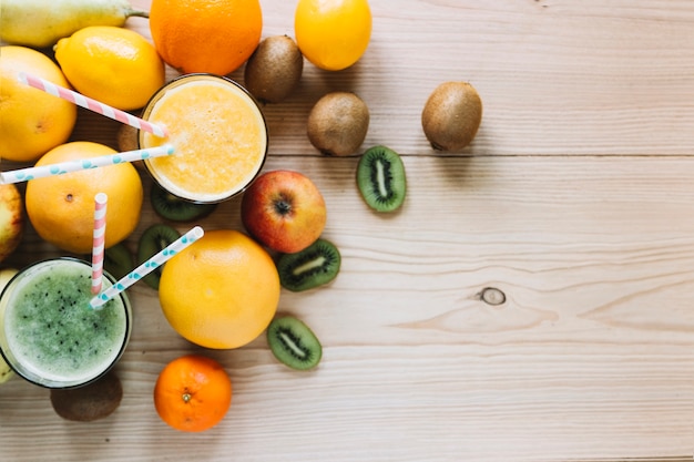 Foto gratuita batido y frutas en la mesa de madera