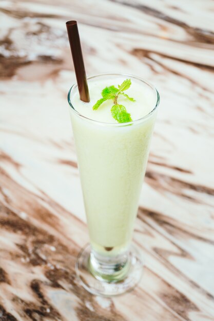 Batido de frutas mixto verde helado