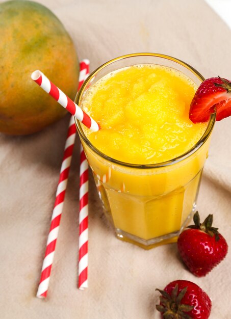 Batido de frutas saludables con fresas