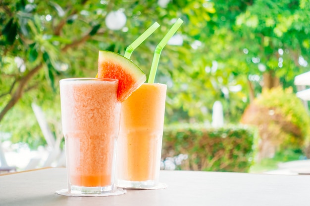 Batido de frutas de sandía y jugo de papaya en vaso