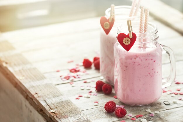 batido hecho en casa con frambuesa en frascos. Amor, comer o valente