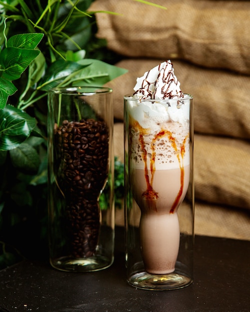 Batido de jarabe de chocolate con crema