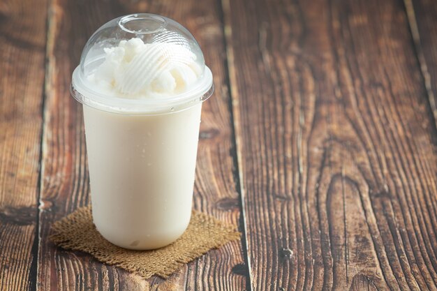 Batido de leche de coco en una mesa de madera