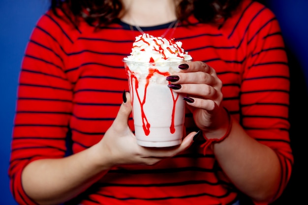 Batido de leche con crema batida y jarabe de fresa