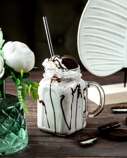 Batido de leche con jarabe de chocolate y galleta