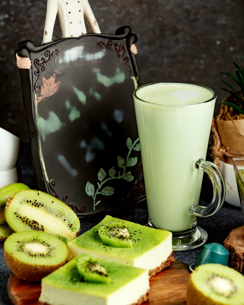 Batido de leche con pastel de kiwi y rodajas de kiwi