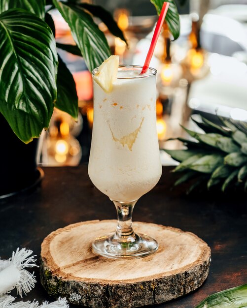 Batido de leche piña colada sobre la mesa