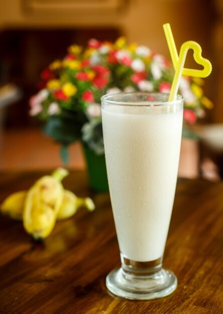 Batido de leche de plátano en el fondo de madera