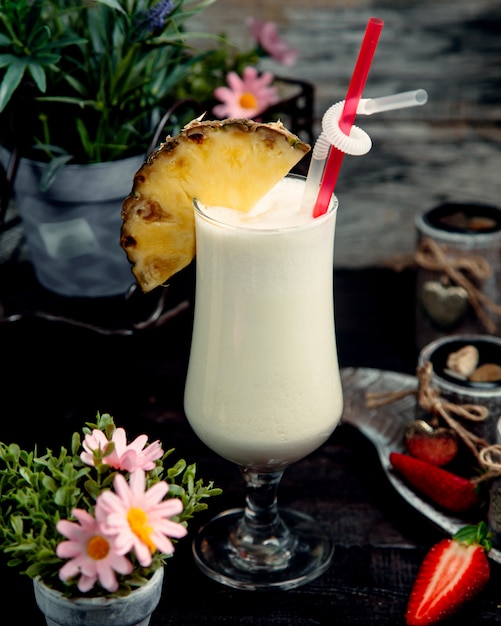 Batido de leche con rodaja de piña sobre la mesa